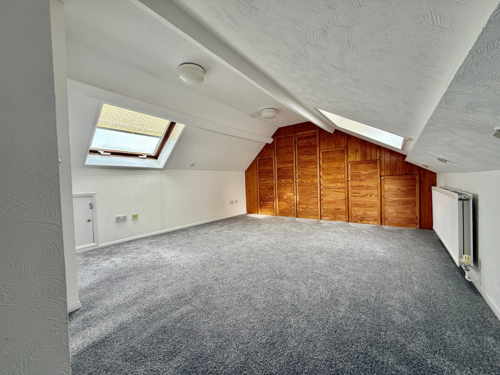 Lot: 100 - SUBSTANTIAL CORNER PROPERTY WITH POTENTIAL - Loft room